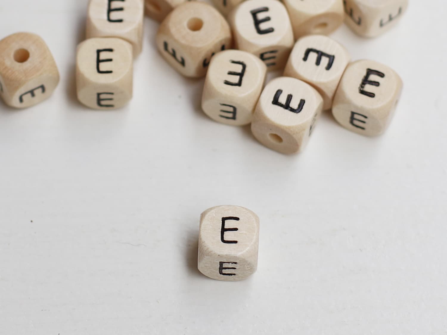 holz-schnulli-perle-fuer-schnullerketten-buchstabe-e
