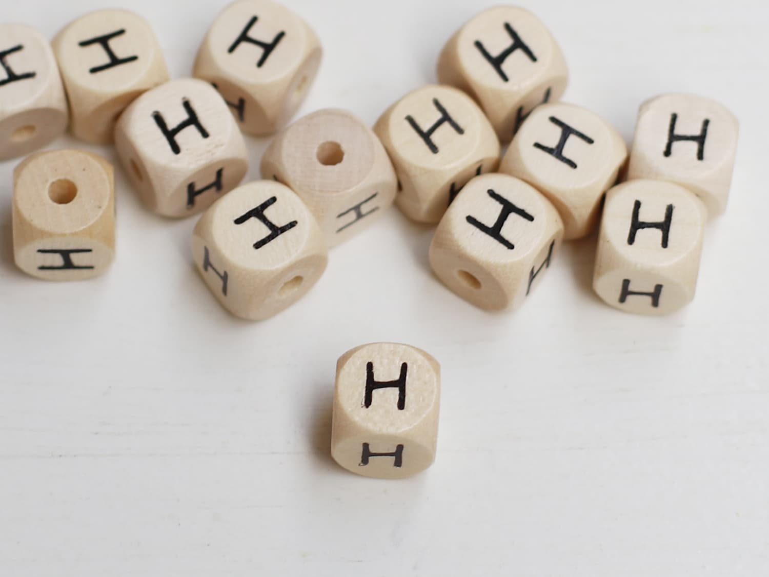 holz-schnulli-perle-fuer-schnullerketten-buchstabe-h