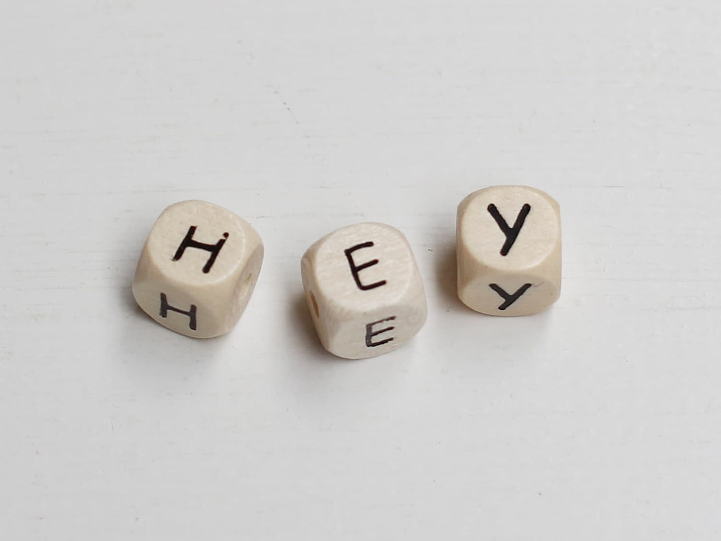 holz-schnulli-perle-fuer-schnullerketten-buchstabe-hey