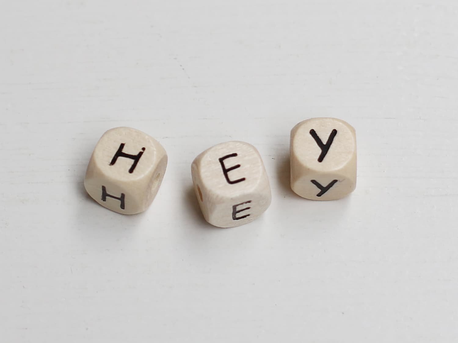 holz-schnulli-perle-fuer-schnullerketten-buchstabe-hey