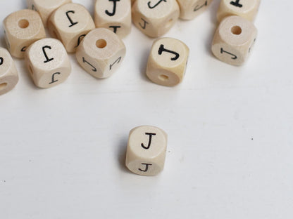 holz-schnulli-perle-fuer-schnullerketten-buchstabe-j