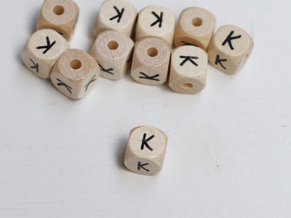 holz-schnulli-perle-fuer-schnullerketten-buchstabe-k