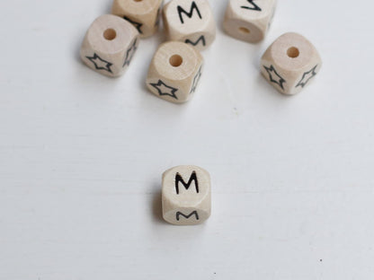 holz-schnulli-perle-fuer-schnullerketten-buchstabe-m