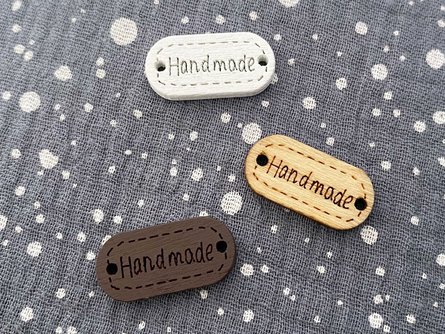 knopf-anhaenger-holz-label-habndmade-verschiedene-farben