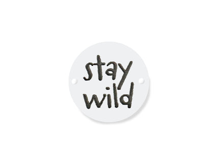 label-zum-annaehen-rund-loch-stay-wild-weiss