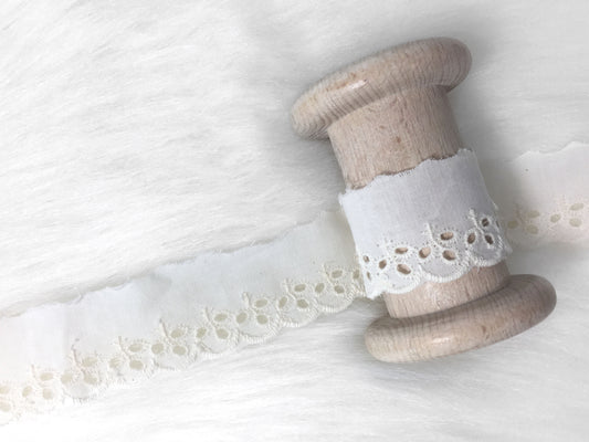 lochstickerei-spitze-band-30-mm-creme-1