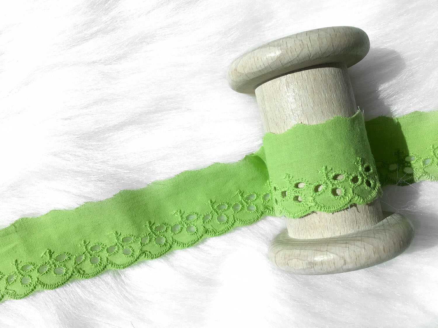 lochstickerei-spitze-band-30-mm-gruen