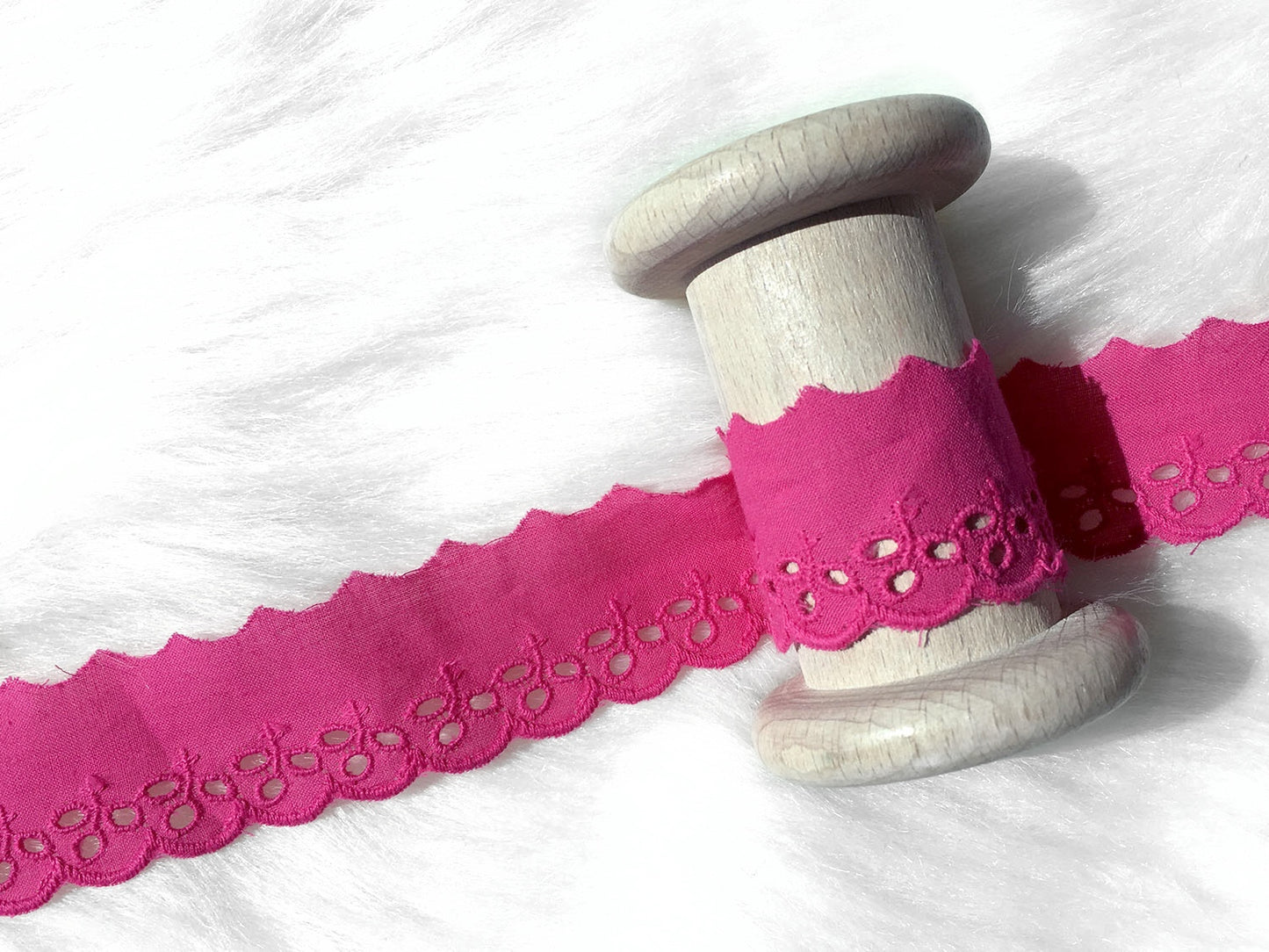 lochstickerei-spitze-band-30-mm-pink