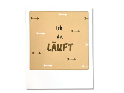 ich du LÄUFT Postkarte mit Illustration und Pfeilen auf beigefarbenem Hintergrund