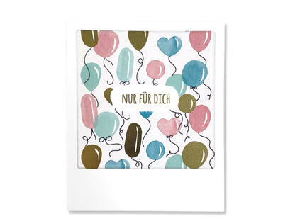 Luftballons Postkarte Geschenkkarte mit fröhlichen bunten Ballon-Illustrationen und goldenen Akzenten.