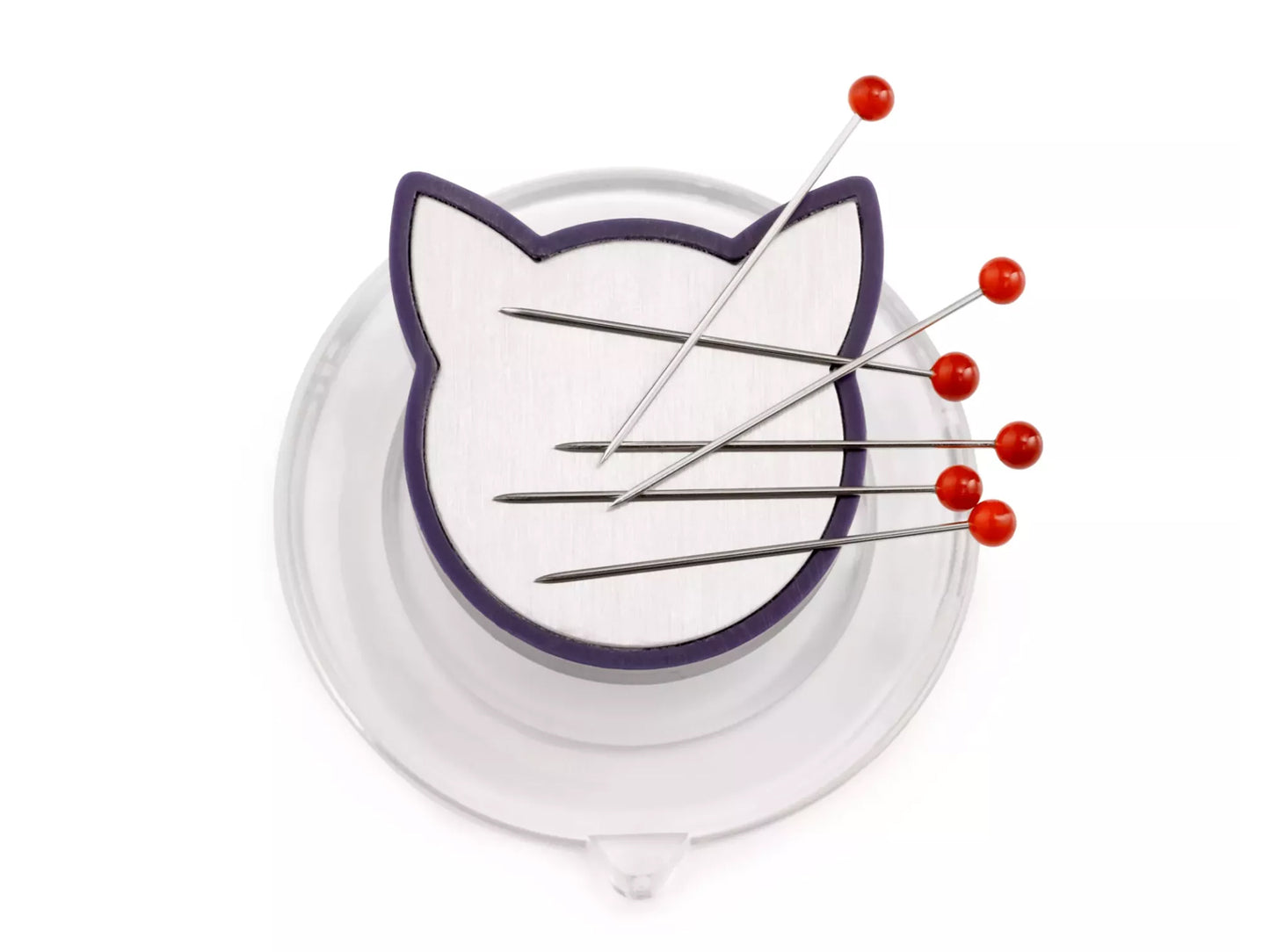Nadelmagnet Katze mit Saugnapf und Nähnadeln in Katzenoptik auf transparentem Silikonuntergrund.