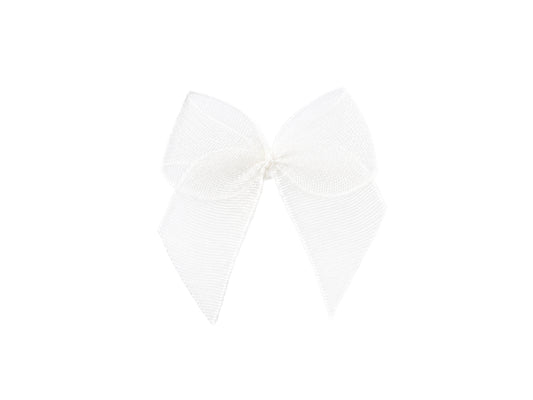 weiße organza schleife 24 mm auf weißem Hintergrund, ideal für Schmuck und Dekoration.