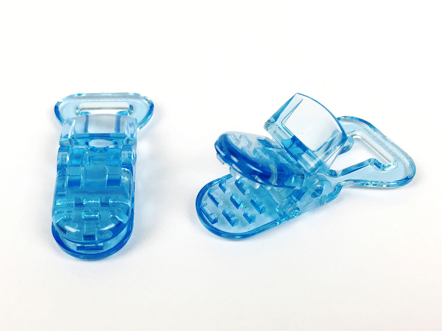 schnullerclips-hellblau-transparent-2
