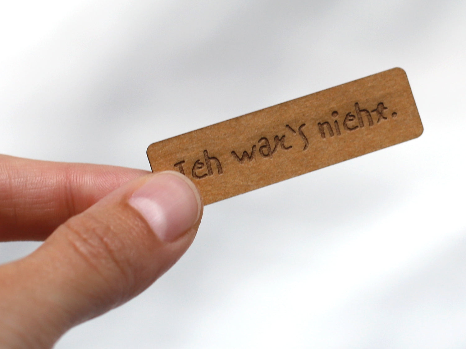 Vegan SnapPap label 'Ich war's nicht' held in a hand, perfect for DIY projects.