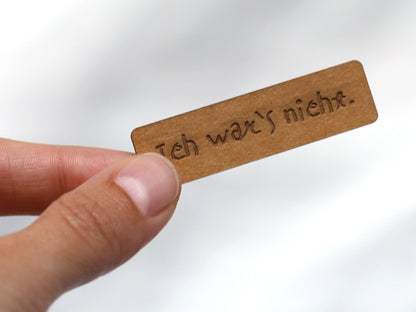 Vegan SnapPap label 'Ich war's nicht' held in a hand, perfect for DIY projects.