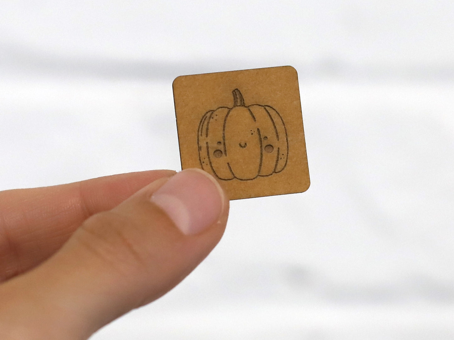 Vegan snappap label with a smiling pumpkin design, perfect for handmade clothing and accessories.