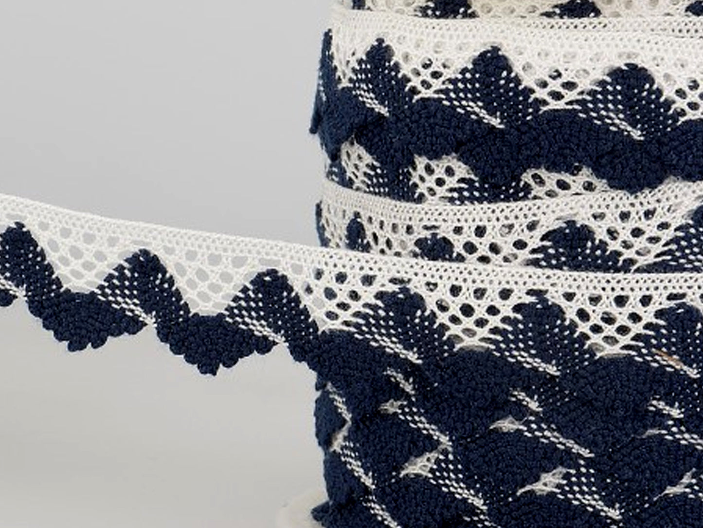 Zweifarbige spitze 20mm marine weiß aus 70% Baumwolle und 30% Polyester, waschbar bis 30 Grad.
