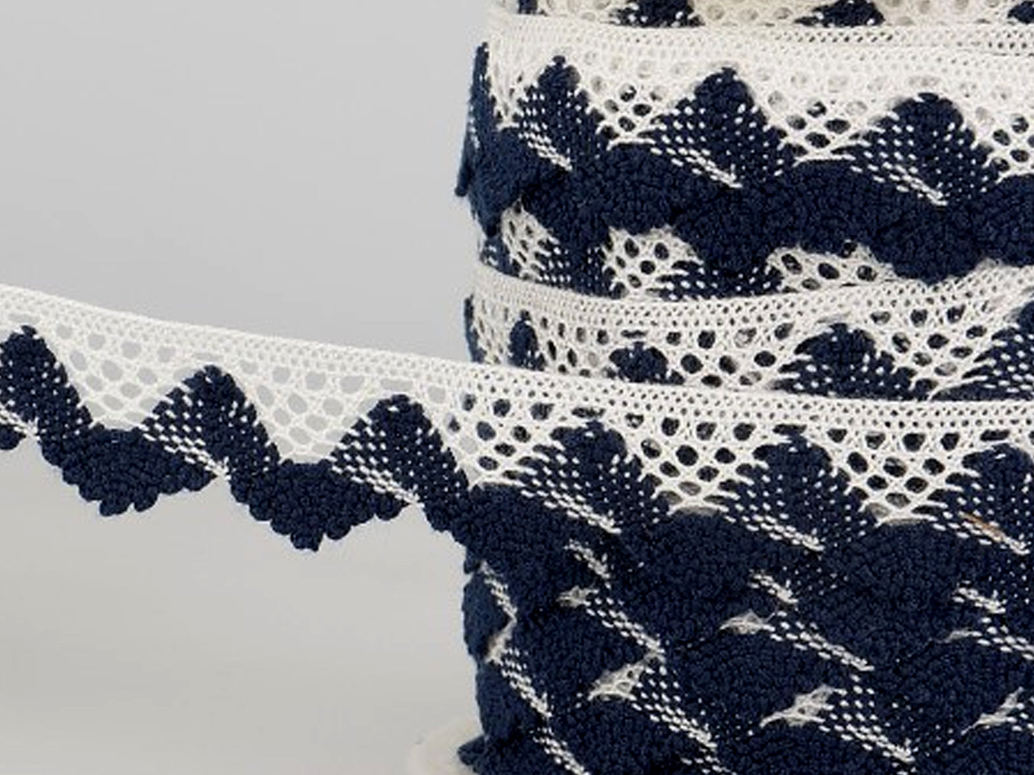 Zweifarbige spitze 20mm marine weiß aus 70% Baumwolle und 30% Polyester, waschbar bis 30 Grad.