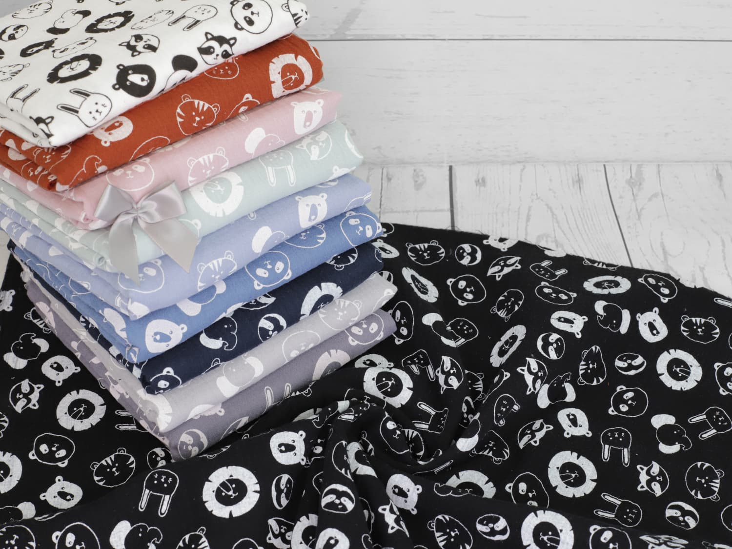 stoff-baumwolle-baumwollstoff-musselin-double-gauze-lustige-tiere-loewe-tiger-hase-waschbaer-baer-verschiedene-farben