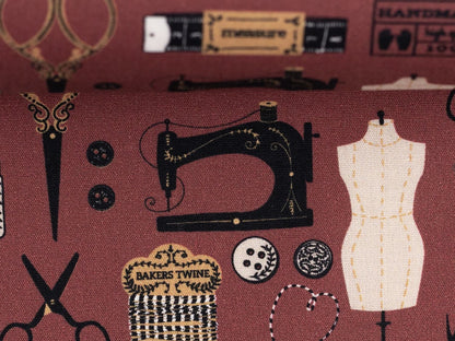 stoff-baumwolle-baumwollstoff-swafing-kim-naehutensilien-naehmaschine-schere-garn-bordeaux-rotbraun-2