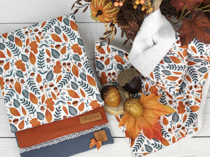 stoff-baumwolle-french-terry-sommersweat-kathi-kunterbunt-herbst-blaetter-laub-pilze-eicheln-autumn-ocker-graublau-2