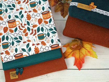stoff-baumwolle-french-terry-sommersweat-kathi-kunterbunt-herbst-herbsttag-hygge-tasse-brille-blaetter-socken-kerze-laub-ocker-petrol-3
