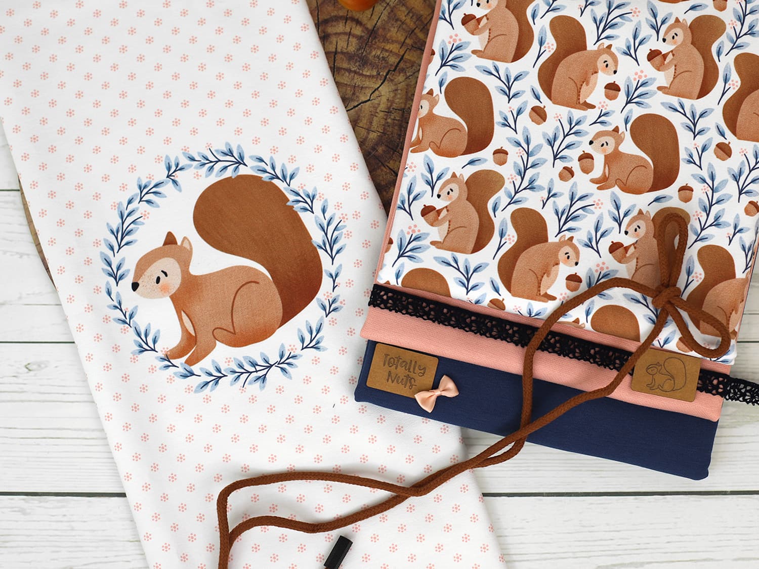 stoff-baumwolle-french-terry-sommersweat-kathi-kunterbunt-herbst-winetr-autumn-fall-eichel-blaetter-laub-eichhoernchen-tier-waldtier-waldfreunde-serie-blau