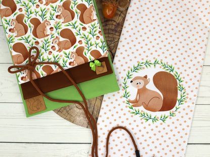 stoff-baumwolle-french-terry-sommersweat-kathi-kunterbunt-herbst-winetr-autumn-fall-eichel-blaetter-laub-eichhoernchen-tier-waldtier-waldfreunde-serie-gruen