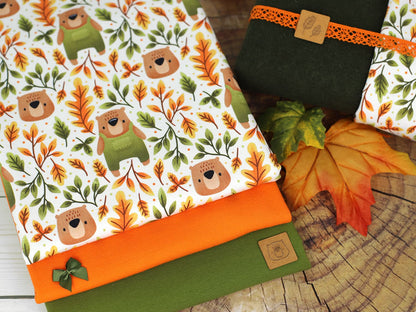 stoff-baumwolle-french-terry-sommersweat-kathi-kunterbunt-herbst-winter-blaetter-lauf-baer-mit-latzhose-teddy-khaki-beige-serie-2