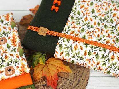 stoff-baumwolle-french-terry-sommersweat-kathi-kunterbunt-herbst-winter-blaetter-lauf-baer-mit-latzhose-teddy-khaki-beige-serie-3