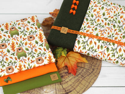 stoff-baumwolle-french-terry-sommersweat-kathi-kunterbunt-herbst-winter-blaetter-lauf-baer-mit-latzhose-teddy-khaki-beige-serie