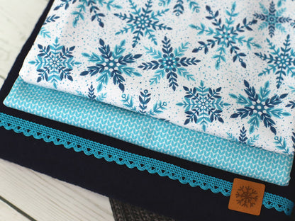 stoff-baumwolle-french-terry-sommersweat-kathi-kunterbunt-winter-schnee-schneeflocken-tupfen-schneesterne-eiskristalle-snowflakes-aqua