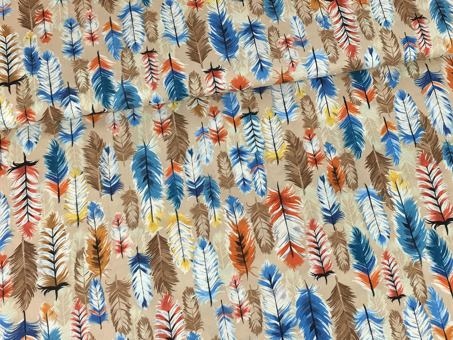 Patchworkstoff - Baumwolle Stoff - Feathers mit bunten Federn auf beigem Hintergrund