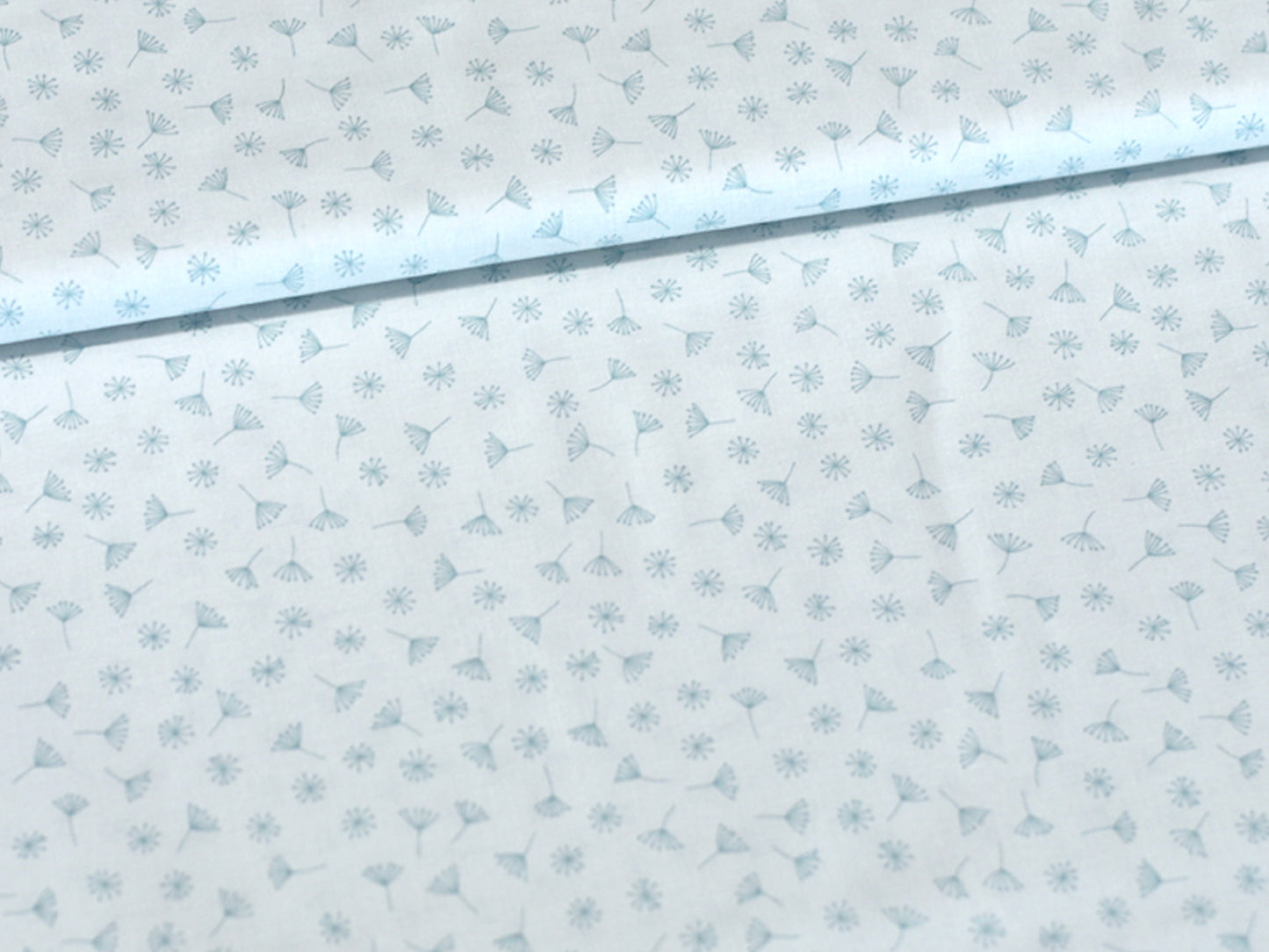 Patchworkstoff - Baumwolle Stoff - All Afloat in a subtle blue pattern with flowers and shapes.