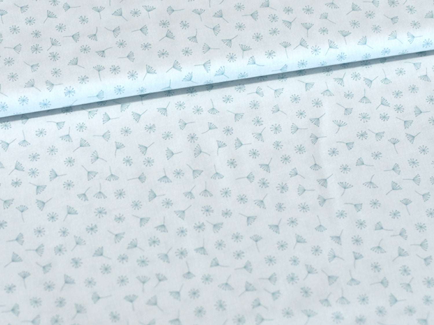 Patchworkstoff - Baumwolle Stoff - All Afloat in a subtle blue pattern with flowers and shapes.