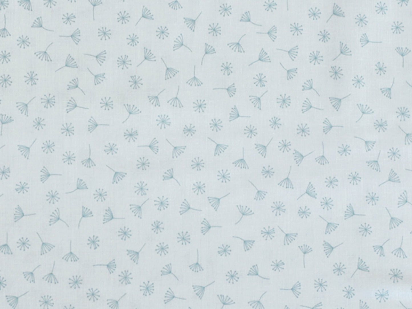 Patchworkstoff - Baumwolle Stoff - All Afloat in hellblau mit floralen Mustern und zarten Designs auf weißem Hintergrund.