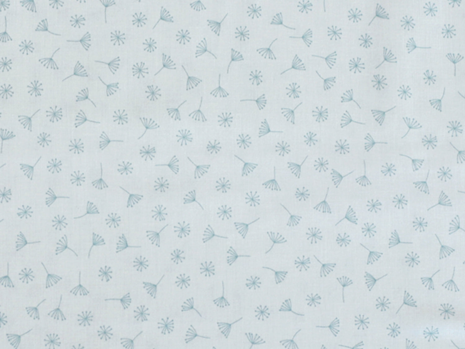 Patchworkstoff - Baumwolle Stoff - All Afloat in hellblau mit floralen Mustern und zarten Designs auf weißem Hintergrund.