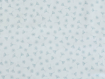 Patchworkstoff - Baumwolle Stoff - All Afloat in hellblau mit floralen Mustern und zarten Designs auf weißem Hintergrund.