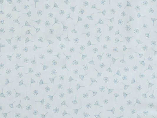 Patchworkstoff - Baumwolle Stoff - All Afloat in hellblau mit floralen Mustern und zarten Designs auf weißem Hintergrund.