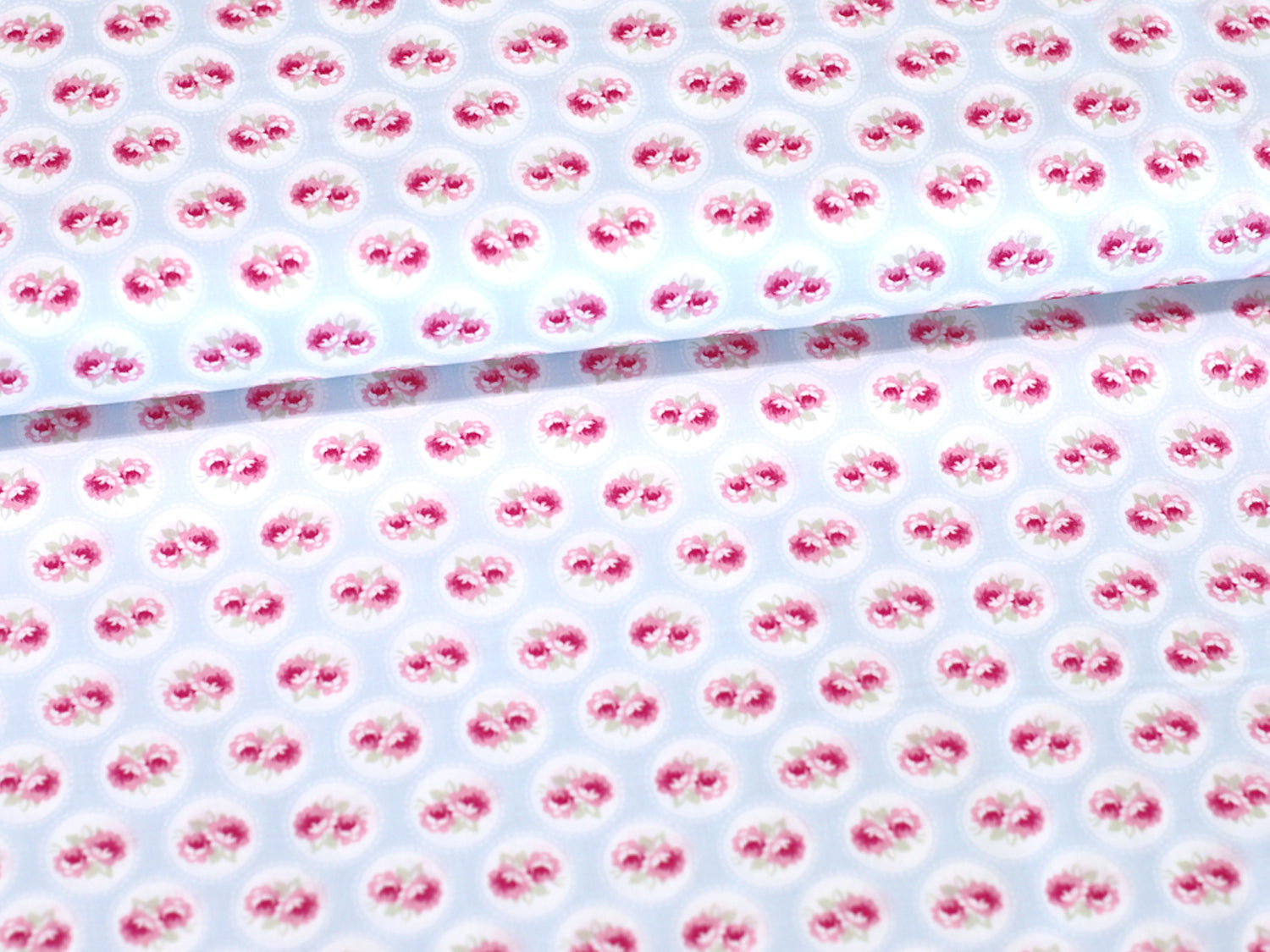 Patchworkstoff - Baumwolle Stoff - Baby Roses Blue mit rosa Blumenmuster auf weißem Hintergrund