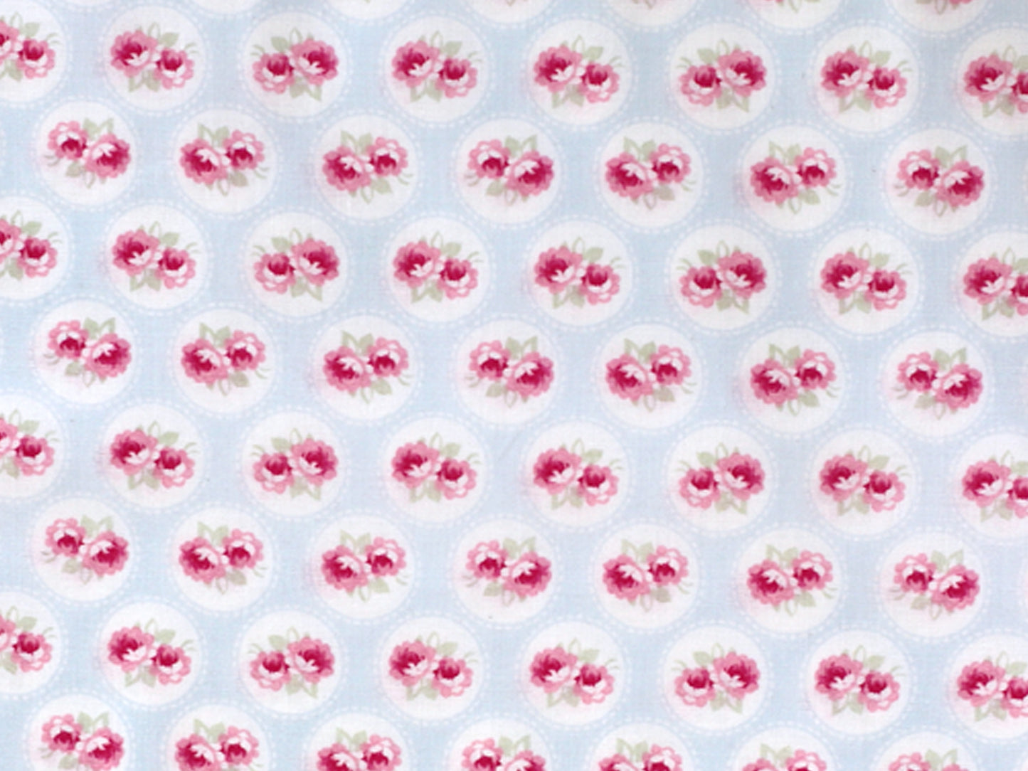 Patchworkstoff - Baumwolle Stoff - Baby Roses Blue mit rosa Blumen auf hellblauem Hintergrund.
