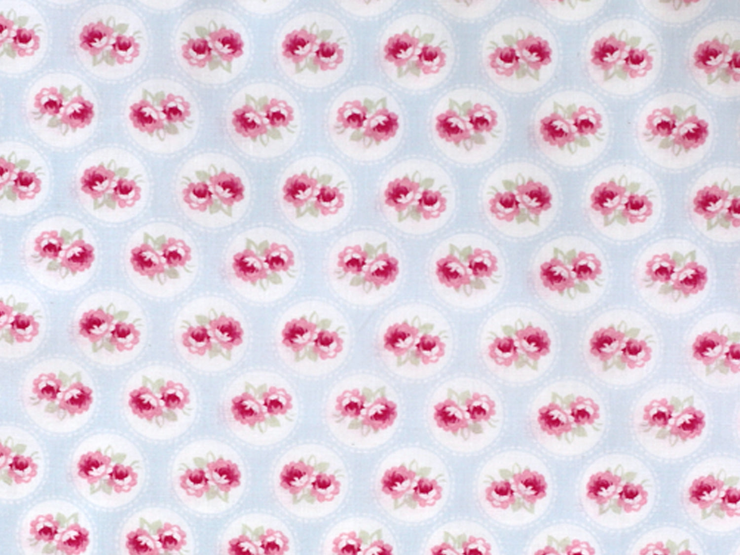 Patchworkstoff - Baumwolle Stoff - Baby Roses Blue mit rosa Blumen auf hellblauem Hintergrund.
