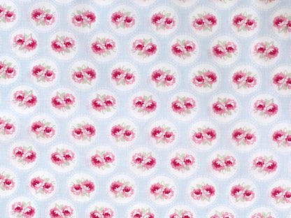 Patchworkstoff - Baumwolle Stoff - Baby Roses Blue mit rosa Blumen auf hellblauem Hintergrund.