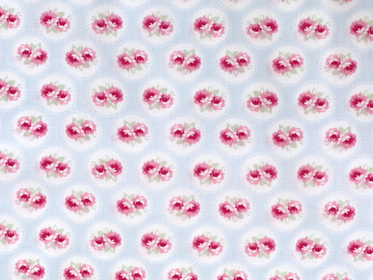 Patchworkstoff - Baumwolle Stoff - Baby Roses Blue mit rosa Blumen auf hellblauem Hintergrund.