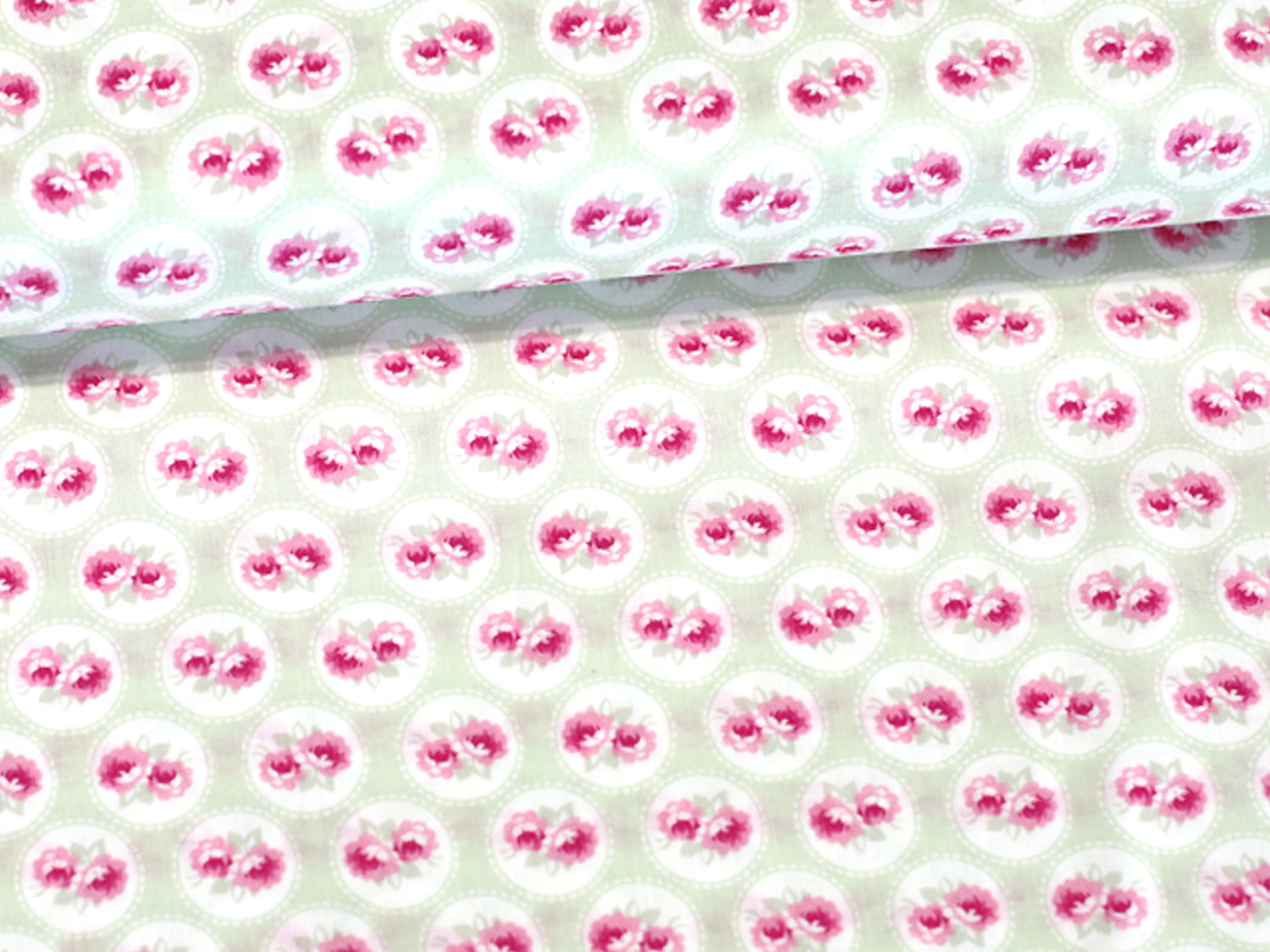 Patchworkstoff - Baumwolle Stoff - Baby Roses Green - rosa Blumenmuster auf hellem Hintergrund aus 100% Baumwolle.