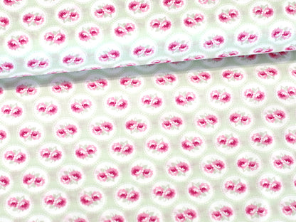 Patchworkstoff - Baumwolle Stoff - Baby Roses Green - rosa Blumenmuster auf hellem Hintergrund aus 100% Baumwolle.