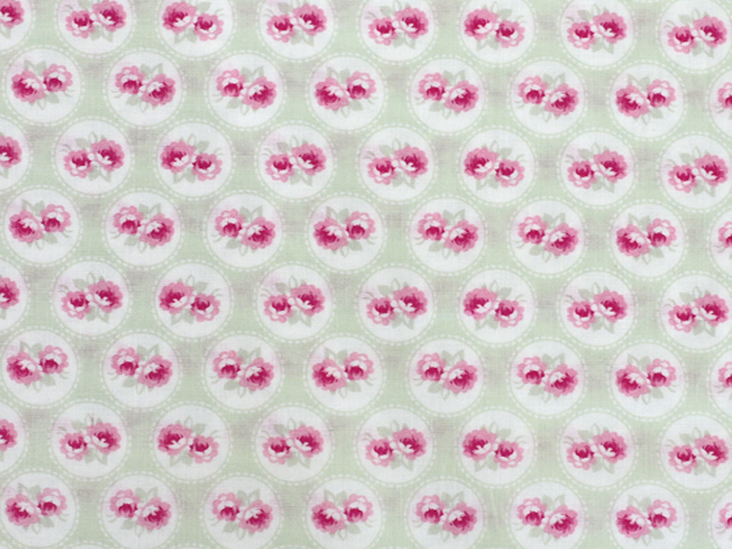 Patchworkstoff - Baumwolle Stoff - Baby Roses Green mit rosa Blumenmuster auf hellem Hintergrund.