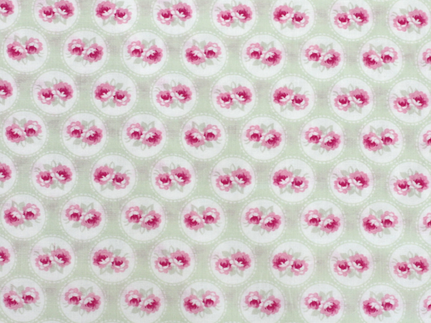 Patchworkstoff - Baumwolle Stoff - Baby Roses Green mit rosa Blumenmuster auf hellem Hintergrund.