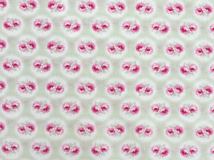 Patchworkstoff - Baumwolle Stoff - Baby Roses Green mit rosa Blumenmuster auf hellem Hintergrund.