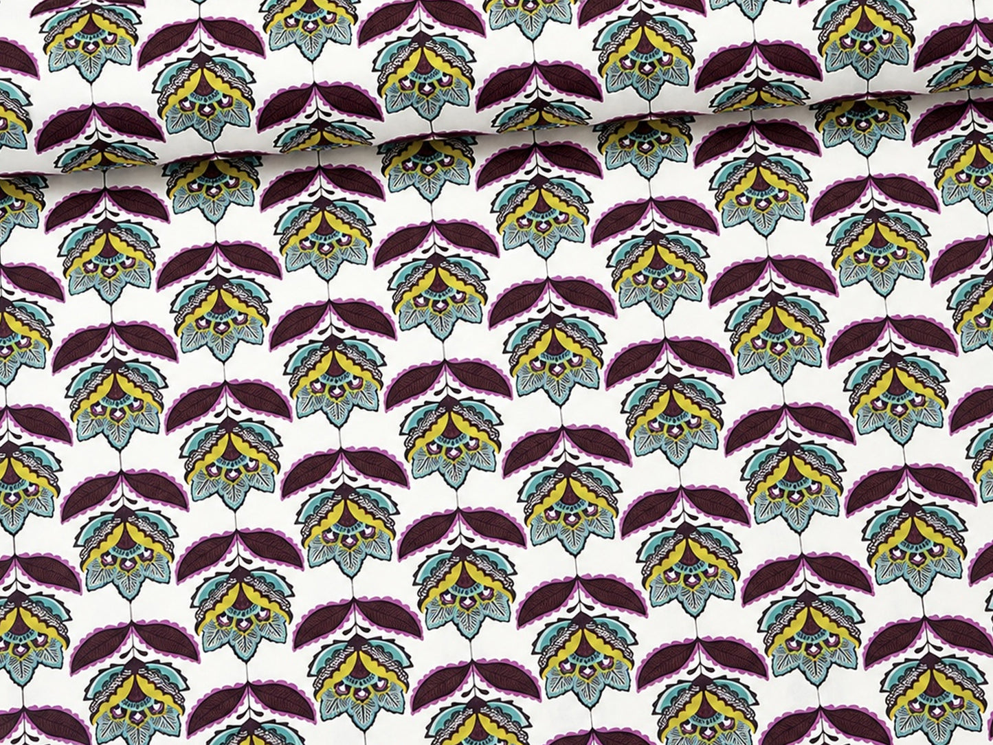 Lottie Flowers Baumwolle Patchworkstoff mit bunten Blättern und Blumenprint, ideal für kreative Projekte.